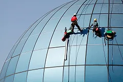 В Уфе пьяный мужчина перерезал страховку промышленному альпинисту