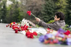 Новосибирские политики разгневали народ наглой рекламой с символикой Дня Победы