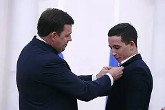 Куйвашев наградил екатеринбургского студента, спасшего малыша в метро