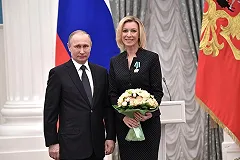 Рустем Адагамов позлорадствовал по поводу опечатки в баннере за спиной Захаровой