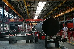 На уральском комбинате женщину раздавило тонной металла