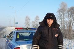Свердловские сотрудники ГИБДД спасли водителя, застрявшего на трассе в сугробе