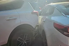 В Екатеринбурге водитель такси с приступами эпилепсии протаранил припаркованные машины