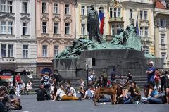 Ирландские туристы в масках Гитлера возмутили жителей Праги