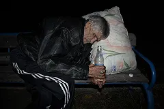 Пожилой «потеряшка» обнаружен на детской площадке во дворах на Бажова