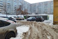 В Екатеринбурге управляющая компания не вывозит мусор из-за машин жильцов