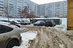 В Екатеринбурге управляющая компания не вывозит мусор из-за машин жильцов