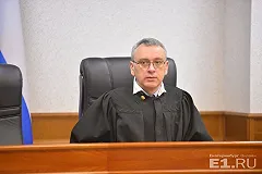 Бизнесмен, который кинул бутылкой в пристава, выступит с последним словом