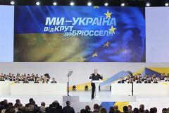 Захарова пошутила над плакатом с Путиным и Порошенко на форуме в Киеве