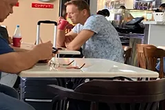 Пассажирам самолета удалось заснять момент, как Навальному стало плохо во время полёта