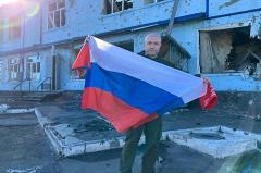 Орловских чиновников осудили за фото с флагом на фоне разрушений в Донбассе