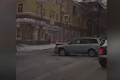 В Екатеринбурге внедорожник отбросило на пешехода