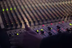 В Екатеринбурге неизвестные взломали радиоэфир, запустив провокационный текст