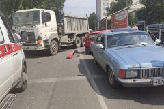В центре Екатеринбурга самосвал снёс три машины
