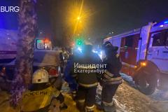 В Екатеринбурге на перекрёстке столкнулись машины, а после сбили стоявшую на тротуаре девушку