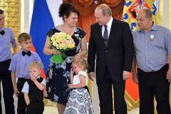 Путин успокоил девочку, расплакавшуюся в Кремле