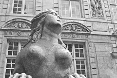 Пощупавшей грудь соседки авиапассажирке пригрозили 10 годами тюрьмы