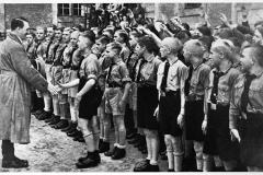 В парикмахерской «Воображуля» детям предложили подстричься под юных нацистов