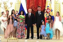 «Родительская слава». Путин наградил семью уральцев, в которой девять детей