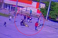В Екатеринбурге девушка на самокате врезалась в женщину на пешеходном переходе