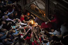 В Иерусалиме сошел Благодатный огонь