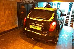 Заехавший в подземный переход водитель за 2 дня до этого «испытывал» тротуар