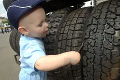 После сезонного «переобувания» Екатеринбург оказался завален старыми автопокрышками