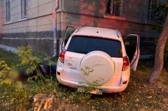 В Екатеринбурге водитель на машине с таджикским номером врезался в стену дома