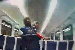 В Екатеринбурге подростки в электричке избили охранника