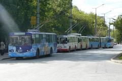 Жители Уралмаша жалуются на «зацеперов», ездящих на троллейбусах