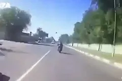 Сотрудник мотобата в Ногинске чудом выжил в ДТП во время преследования байкера