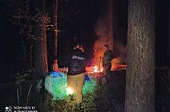 «Несла девочку на руках»: уральские волонтёры вывели из леса семью из четырёх человек