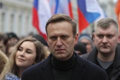 Песков заявил о том, что с Навальным в Германии работают инструкторы ЦРУ