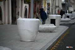 Улицу в центре Екатеринбурга заставили гигантскими вазонами от автомобилистов