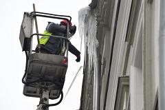 Собственников домов обязали очищать крыши от снега и сосулек