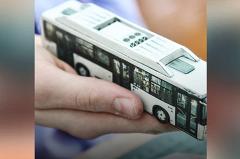 В Екатеринбурге ребёнок делает из бумаги городские автобусы и троллейбусы