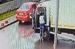 На Широкой Речке женщина вывалила мусор в кабину грузовика «Пятёрочки»