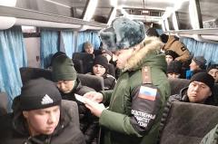 В Екатеринбурге бывших мигрантов искали на рынке, чтобы поставить на воинский учёт