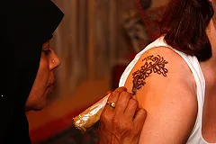 Госдума намерена запретить тату-салонам нанесение свастики клиентам