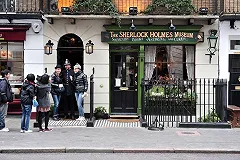Дом Шерлока Холмса на Бейкер-стрит в Лондоне принадлежал Рахату Алиеву