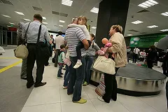 В британском аэропорту пассажирам выдали пиво вместо чемоданов