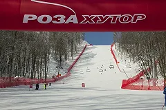 В Сочи установили мировой рекорд по спуску на лыжах в купальниках