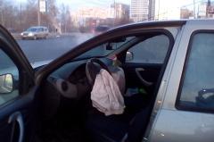 Девушка разбила свое «Рено» на Щербаковском мосту из-за иногороднего авто