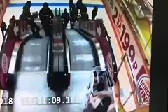 Мальчик столкнул с эскалатора младшего брата, который сидел в тележке