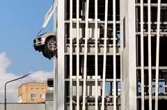 Неудачная парковка: в Москве водитель пробил стену многоуровневого паркинга