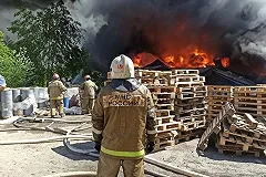 На Фронтовых бригад разгорается пожар. Площадь горения составляет 450 м. кв