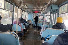 В Екатеринбурге в троллейбусе на ходу лопнуло колесо