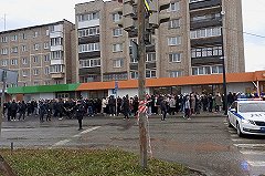 Жители Ревды с утра собираются на месте гибели маленьких сестер (ФОТО)