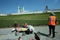 Таджикские мигранты выступили против увековечивания с плиткой