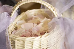 Ново-Тихвинский женский монастырь закрыт на спецобслуживание. Там идет венчание